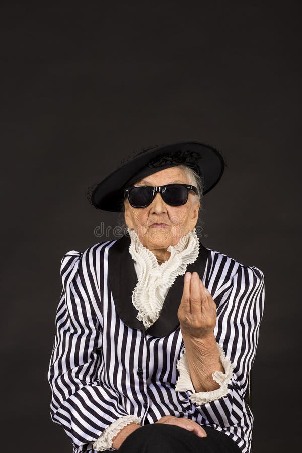 Παλαιό grandma σε ένα άσπρος-μαύρο ριγωτό σακάκι στοκ φωτογραφία με δικαίωμα ελεύθερης χρήσης